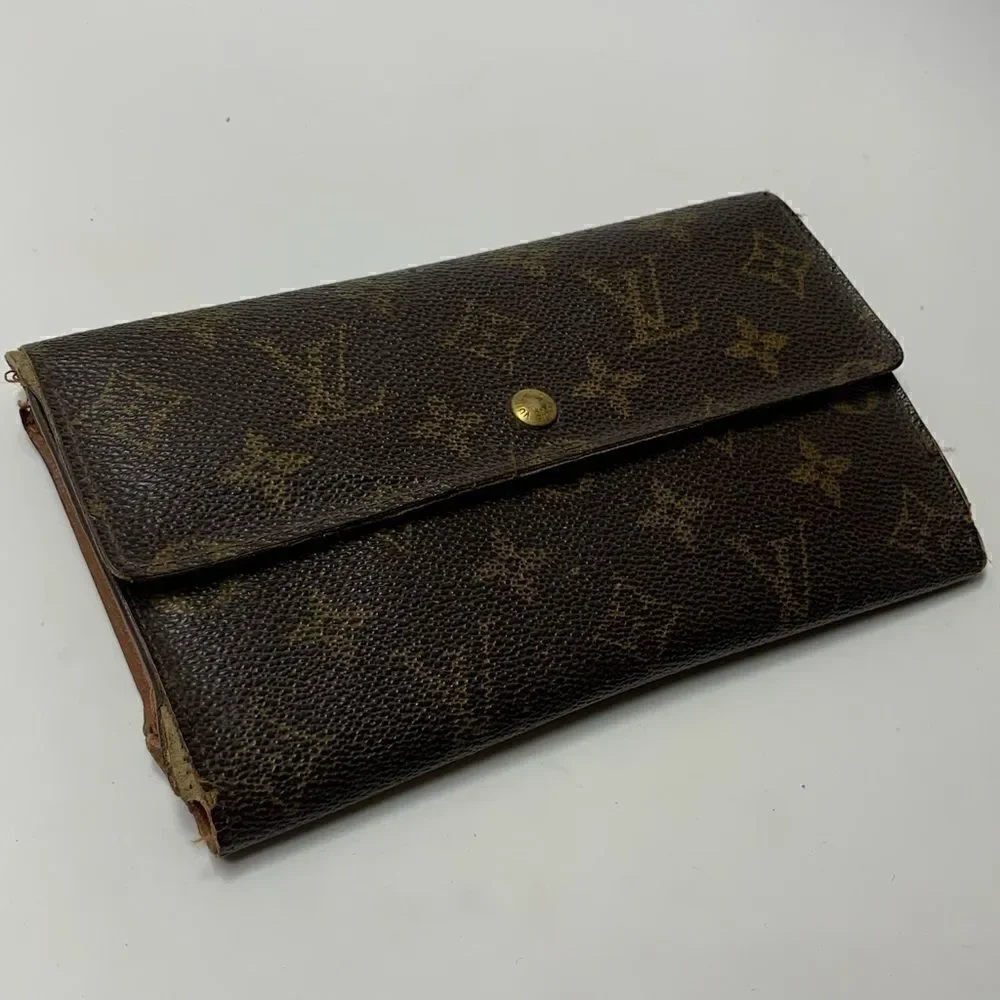 Authentic Louis Vuitton Monogram Sarah Wallet